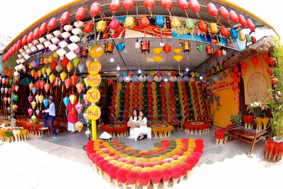 Visitors to Thuy Xuan village enjoy taking photos in the colorful surroundings. (Photo: VNA)