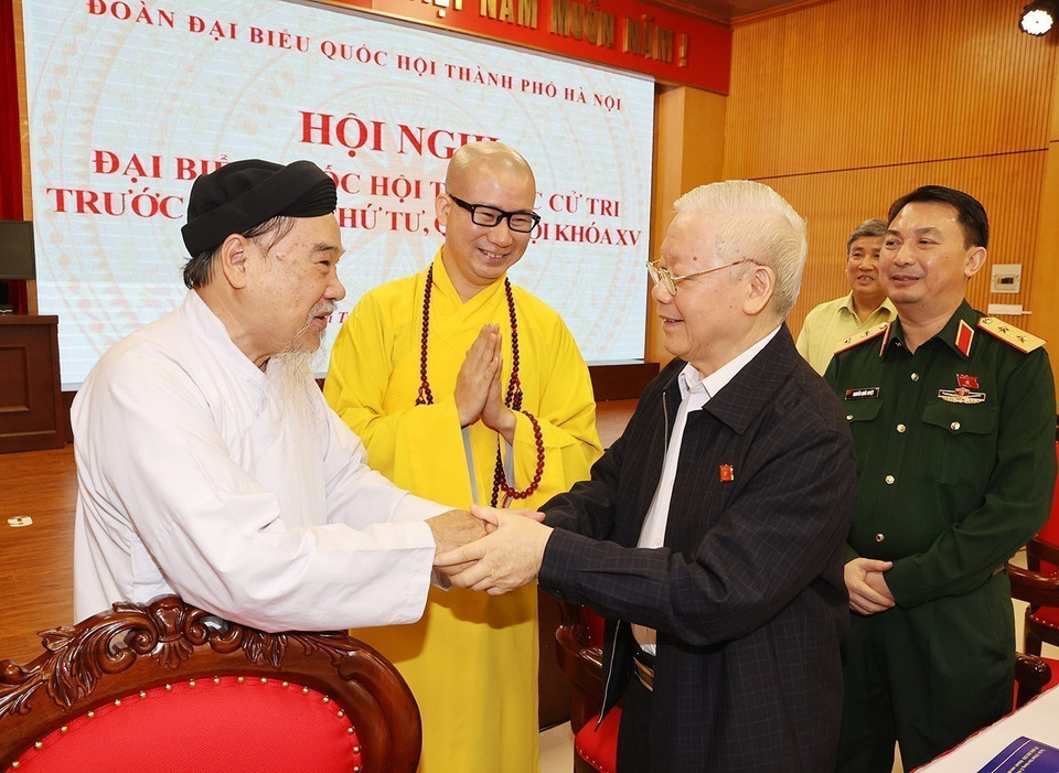 Party General Secretary Nguyen Phu Trong meets with voters in Hai Ba Trung district, Hanoi, on October 15, 2022. (Tri Dung – VNA)