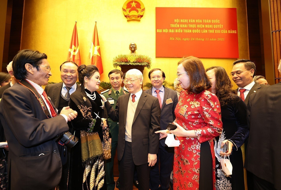 General Secretary Nguyen Phu Trong talks with delegates attending the National Cultural Conference to implement the resolution of the 13th National Party Congress on November 24, 2021. (Photo: VNA)