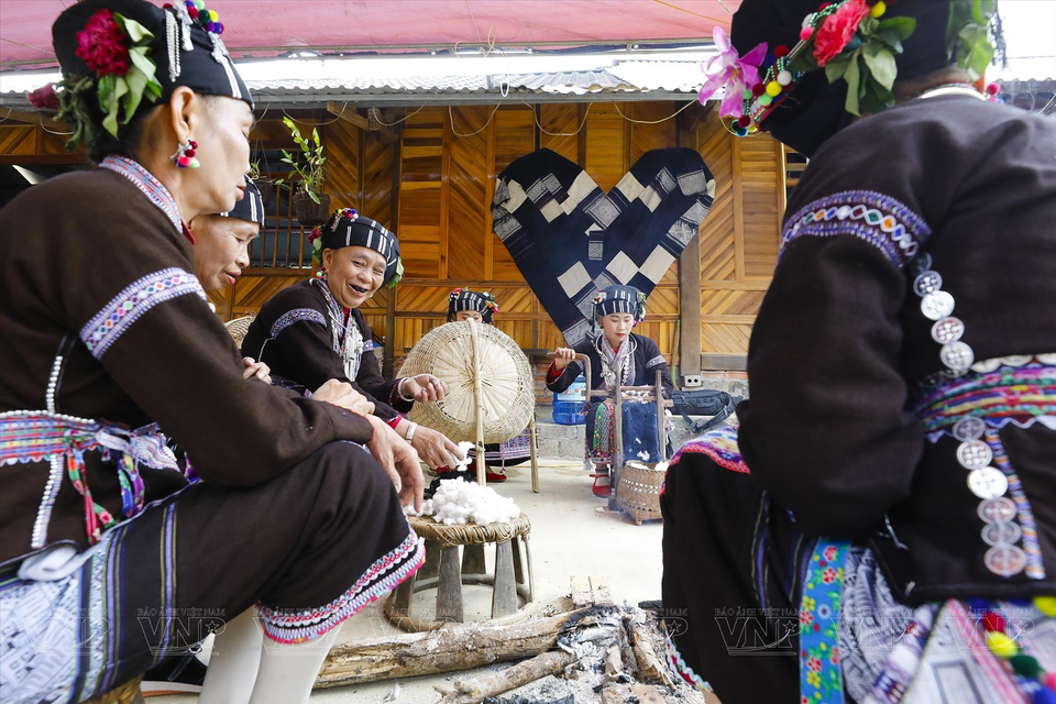 The Lu women in Ban Hon commune attach themselves to traditional brocade weaving. (Photo: VNP/VNA)