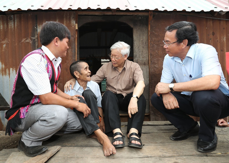 General Secretary Nguyen Phu Trong visits the family of wounded soldier Dinh Phi, a policy family in particularly difficult circumstances in Tung Ke 2 village, Ayun commune, Chu Se district, Gia Lai province, in the afternoon of April 12, 2017. (Photo: VNA)