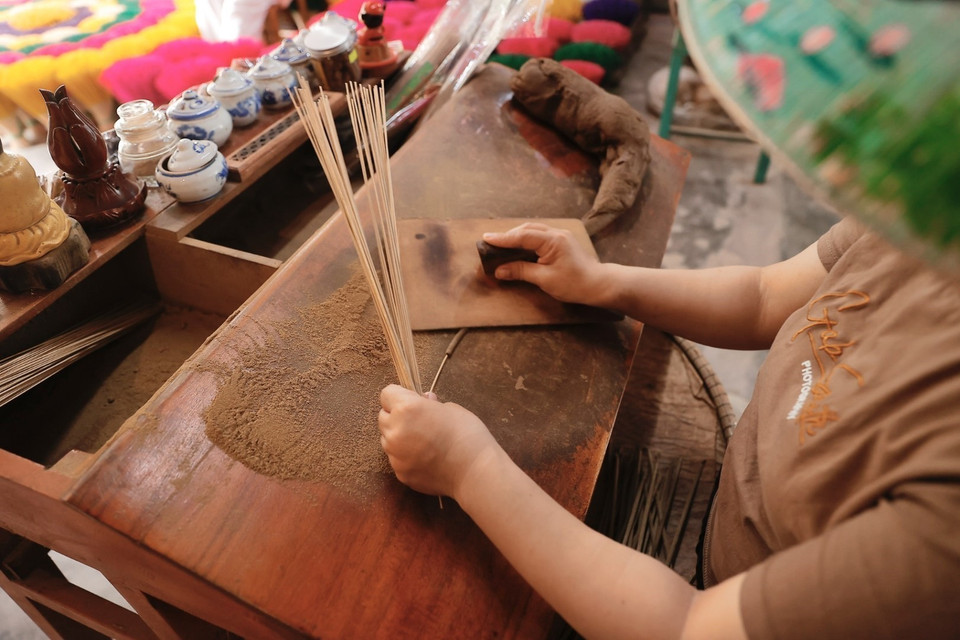 Visitors can explore and experience the manual incense-making process, and learn more about the craft and lives of the local residents. (Photo: VNA)