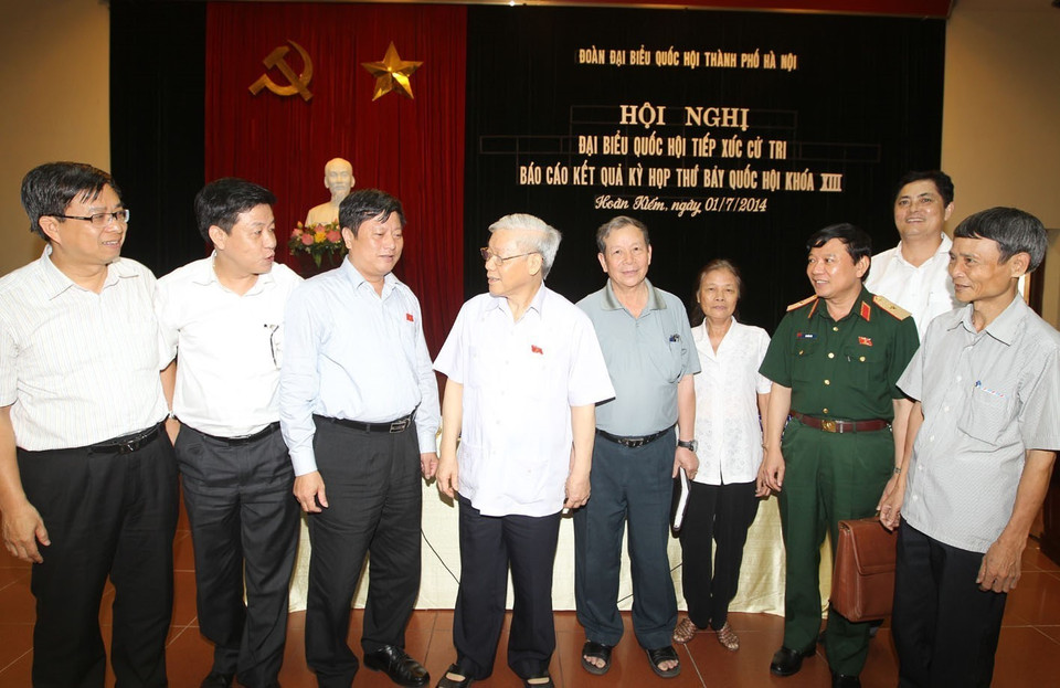 Party General Secretary Nguyen Phu Trong meets with voters in Hoan Kiem district, Hanoi, on July 1, 2014. (Photo: VNA)
