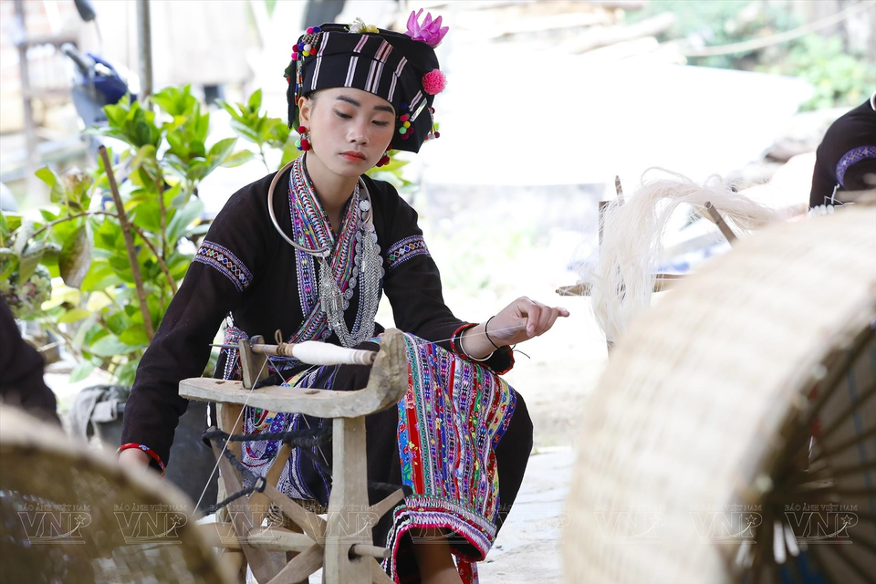 The traditional weaving craft is preserved by Lu women. (Photo: VNP/VNA)
