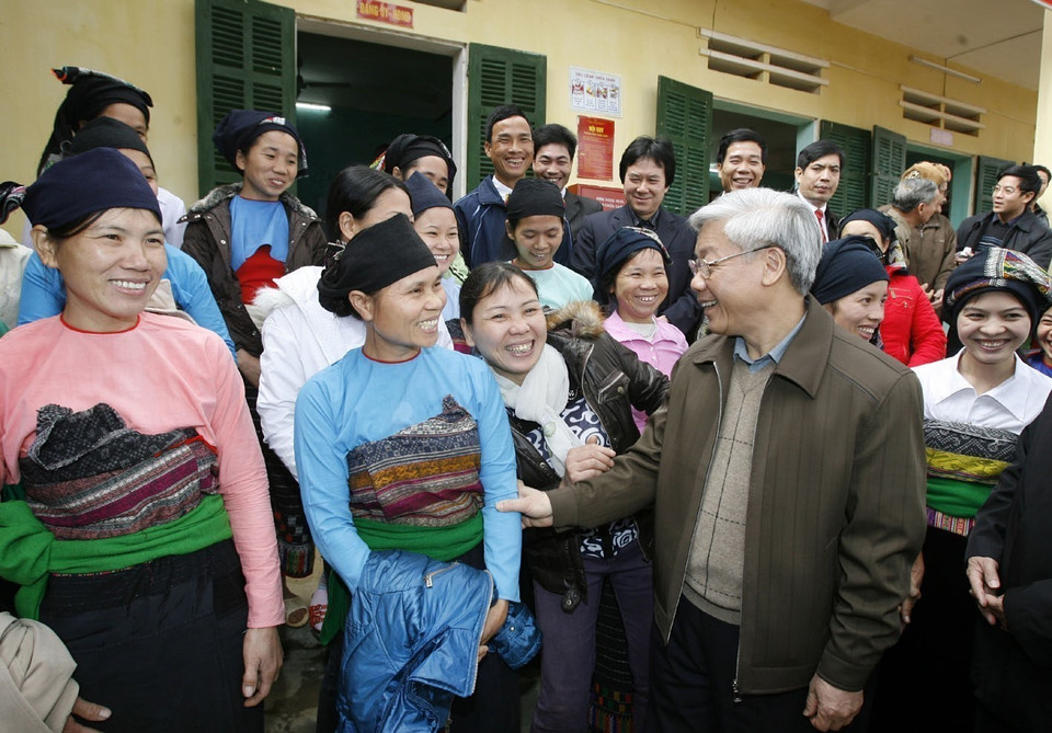 Nguyen Phu Trong, Politburo member, Chairman of the National Assembly, and deputy head of the subcommittee on the platform and political report for the 11th National Party Congress, meets with ethnic people in Ngoc Phung commune, Thuong Xuan district, Thanh Hoa province, in January 2010. (Photo: VNA)