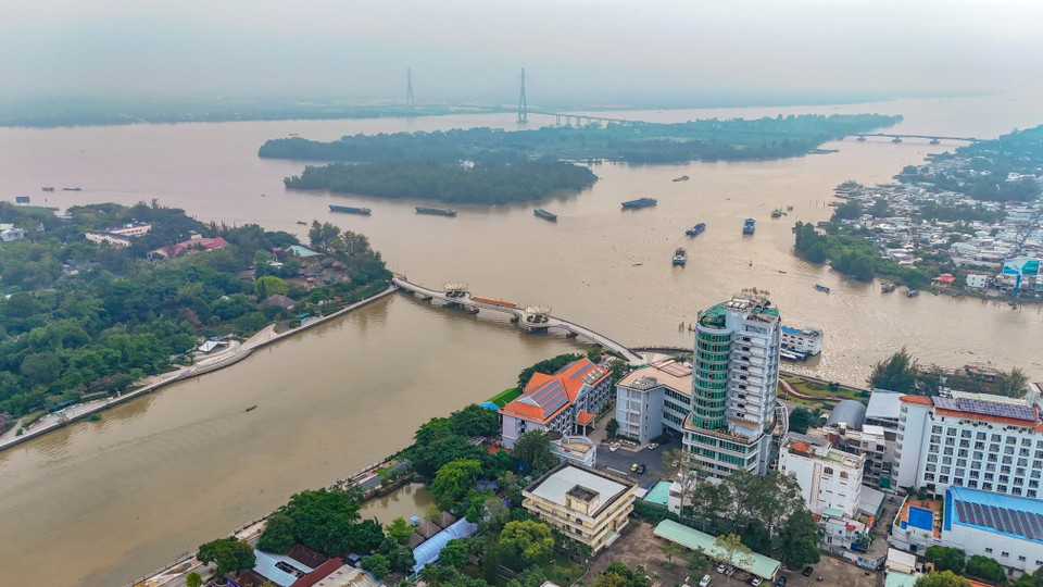 The convergence of the Hau River and Can Tho River, as seen from Ninh Kieu district, with Can Tho Bridge in the distance. (Photo: VNA)