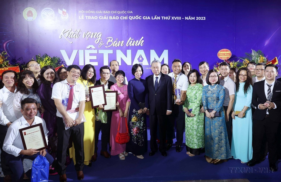 President To Lam with VNA leaders and award-winning authors at the 18th National Press Awards on June 21, 2024. (Photo: VNA)