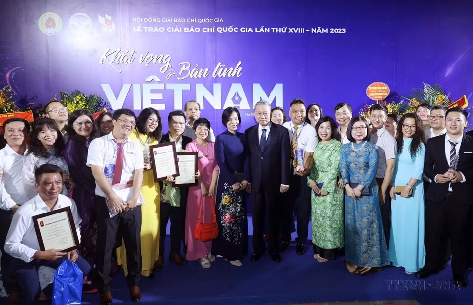 President To Lam with VNA leaders and award-winning authors at the 18th National Press Awards on June 21, 2024. (Photo: VNA)