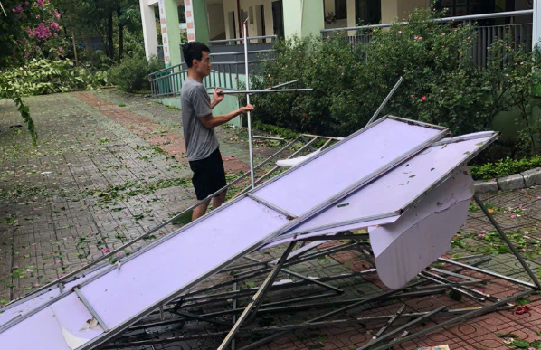 At Hoang Dieu Primary School, the cleanup is being carried out urgently. (Photo: Tin Tuc newspaper)