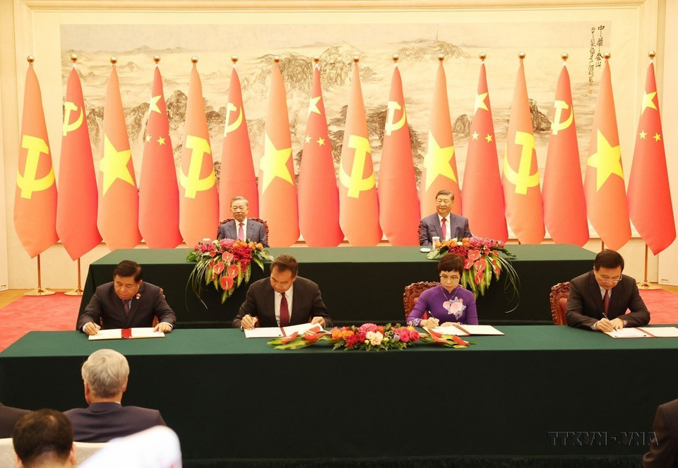 Party General Secretary and President To Lam and Party General Secretary and President of China Xi Jinping witness the signing of a cooperation agreement between VNA and Xinhua (right), and an investment agreement (left) between the two countries in Beijing on August 19, 2024. (Photo: VNA)