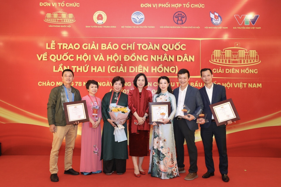 VNA General Director Vu Viet Trang with award-winning authors at the second National Press Awards on the National Assembly and People's Councils – 2024 (Dien Hong Awards). (Photo: VNA)