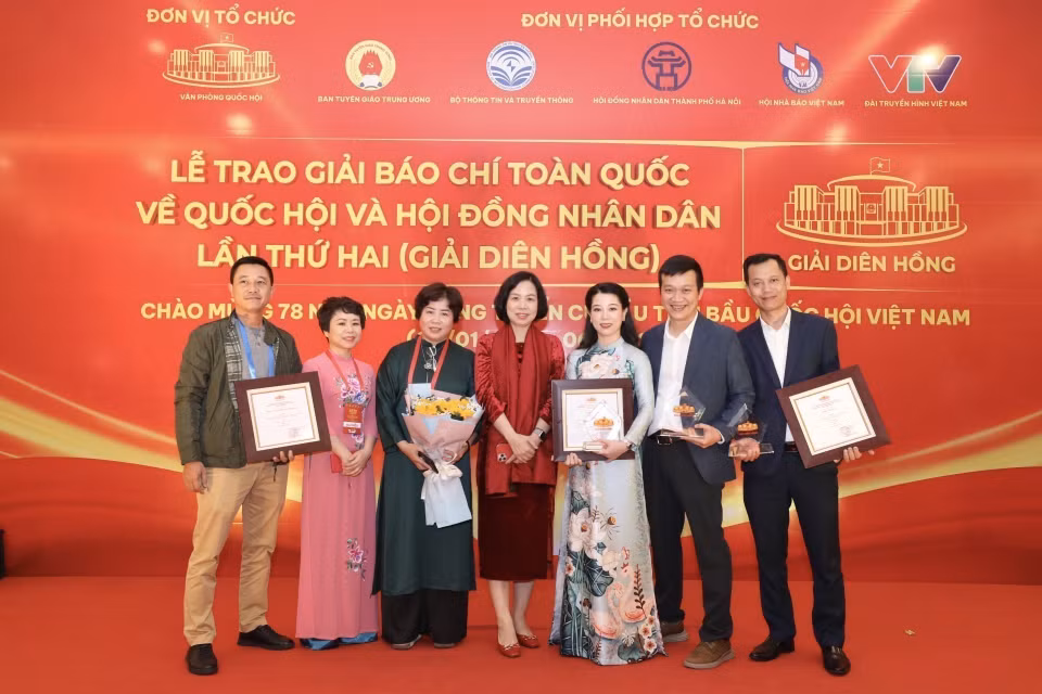 VNA General Director Vu Viet Trang with award-winning authors at the second National Press Awards on the National Assembly and People's Councils – 2024 (Dien Hong Awards). (Photo: VNA)