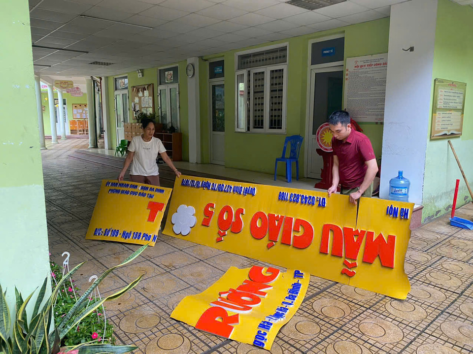 The signboard of Kindergarten No. 5 (Ba Dinh District) fell off, and staff and teachers are in hurry to prepare for sudents' return. (Photo: Tin Tuc newspaper)