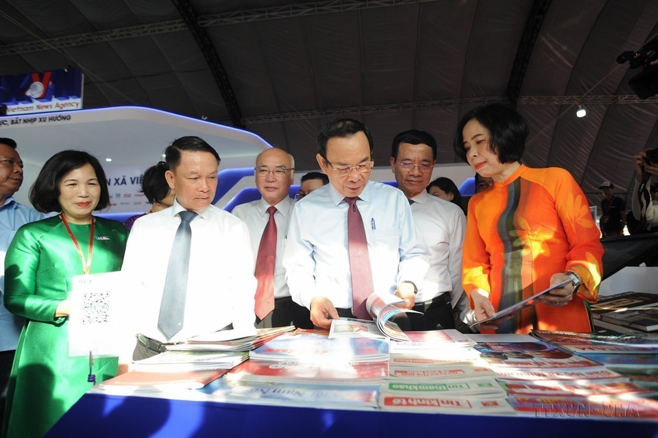 Secretary of Ho Chi Minh City Municipal Party Committee Nguyen Van Nen and delegates tour VNA's booth at the 2024 National Press Festival on March 15, 2024. (Photo: VNA)