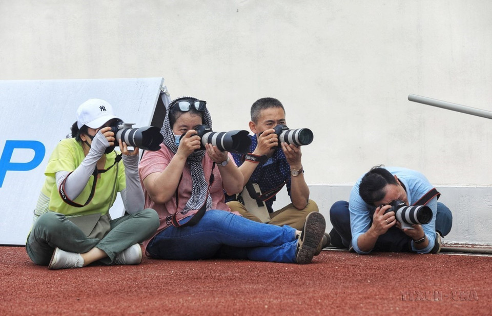 A group of reporters from the VNA Press Photography Department cover the 31st Southeast Asian Games (SEA Games 31) held in Vietnam. (Photo: VNA)