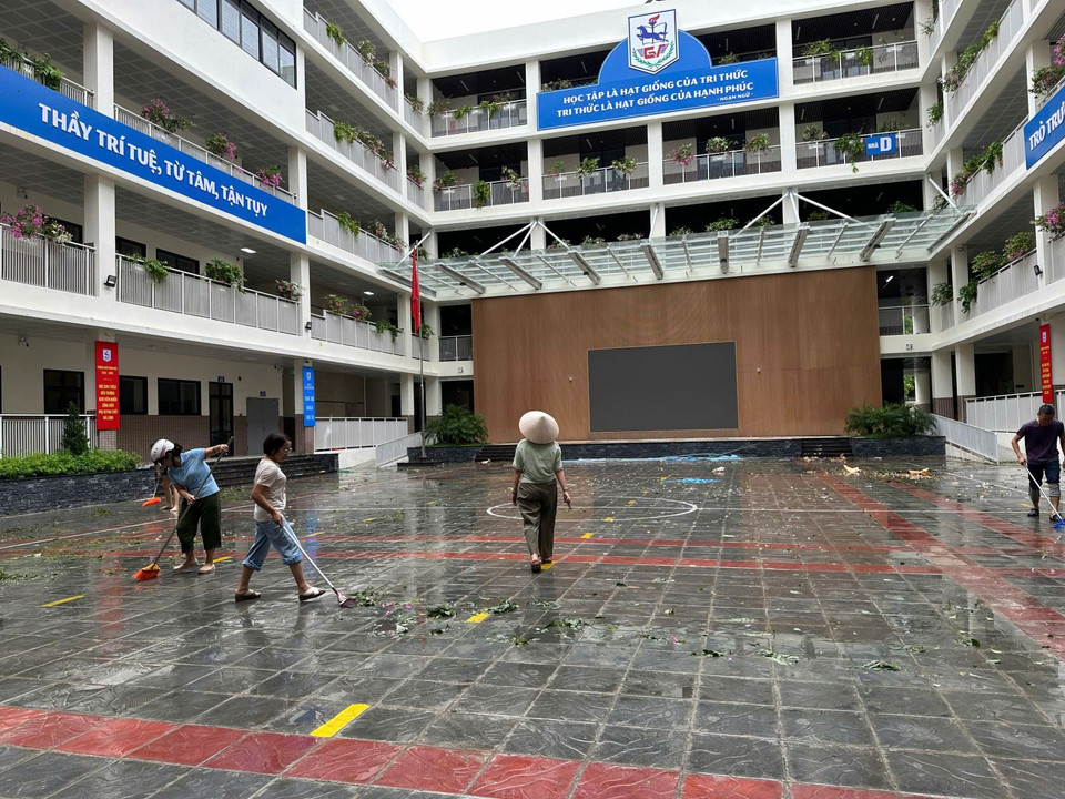 In the Giang Vo Secondary School campus, staff and employees are working hard for the clean-up. (Photo: Tin Tuc newspaper)