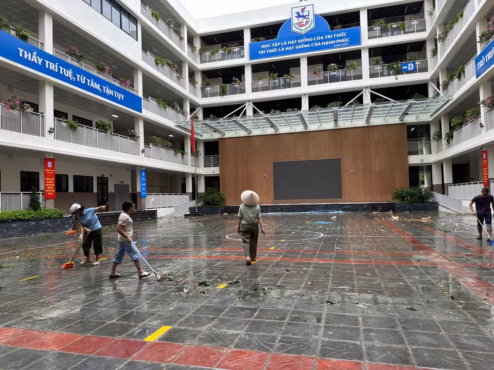 In the Giang Vo Secondary School campus, staff and employees are working hard for the clean-up. (Photo: Tin Tuc newspaper)