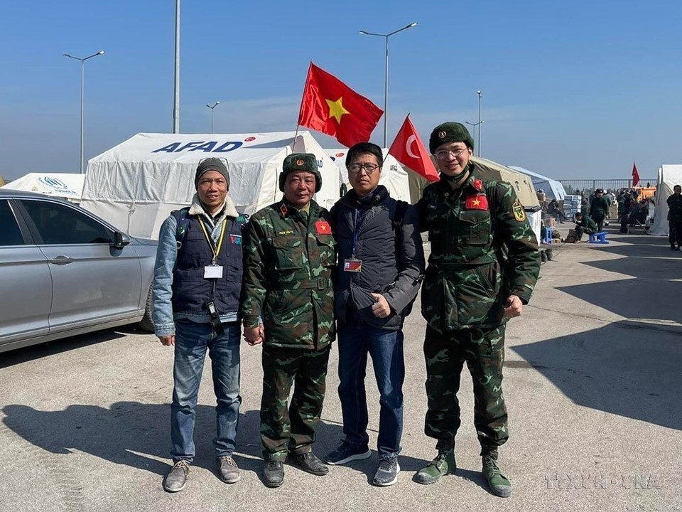 VNA reporter Hai Linh (second from the right) performs tasks in Turkey, reporting on the largest earthquake disaster in centuries, February 2023. (Photo: VNA)