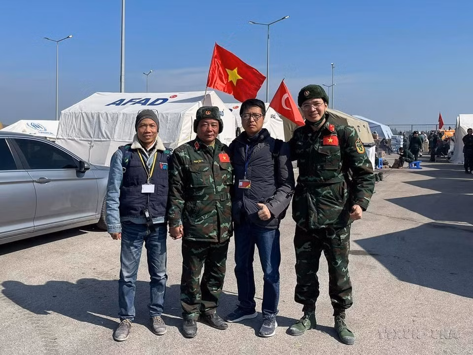 VNA reporter Hai Linh (second from the right) performs tasks in Turkey, reporting on the largest earthquake disaster in centuries, February 2023. (Photo: VNA)