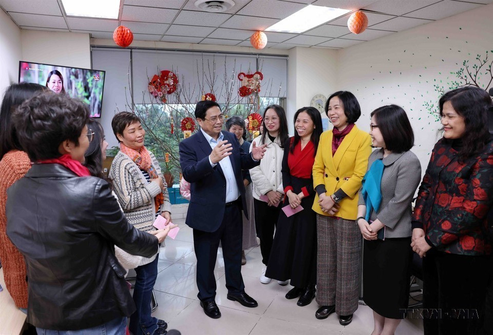 Prime Minister Pham Minh Chinh visits and offers new year wishes to reporters and editors at the World News Department on the afternoon of February 9, 2024 (Lunar New Year's Eve). (Photo: VNA)