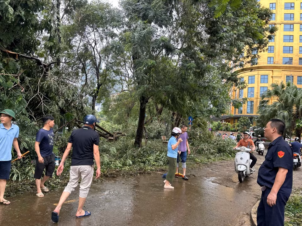 Giang Vo Secondary School and the People's Committee of Giang Vo Ward join hands to clean up the area on Tran Huy Lieu Street. (Photo: Tin Tuc newspaper)