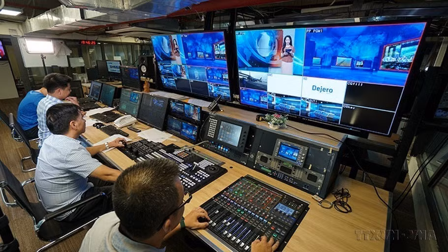 A technical crew shift in the studio of the VNA Television Center. (Photo: VNA)