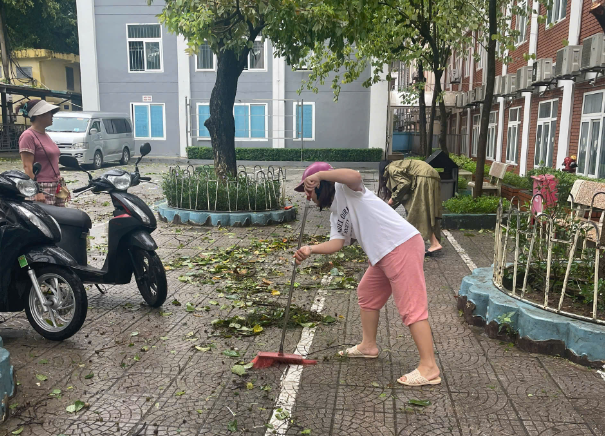 Ba Dinh Primary School (Hanoi) cleans up the arrea around the school. (Photo: Tin Tuc newspaper)