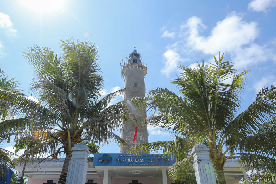 The lighthouse on Song Tu Tay Island was the first to be built in the Truong Sa (Spratly) Archipelago, in 1993. (Photo: VNA)