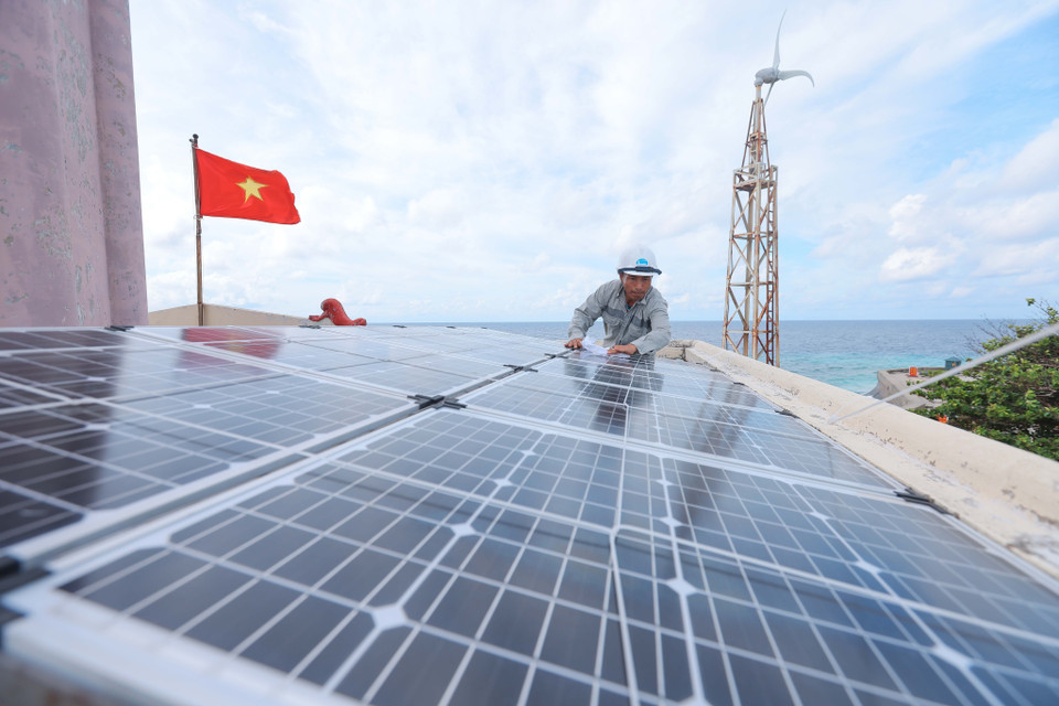 The maintenance of batteries and solar panels at the lighthouses is carried out daily due to the harsh climate conditions. (Photo: VNA)