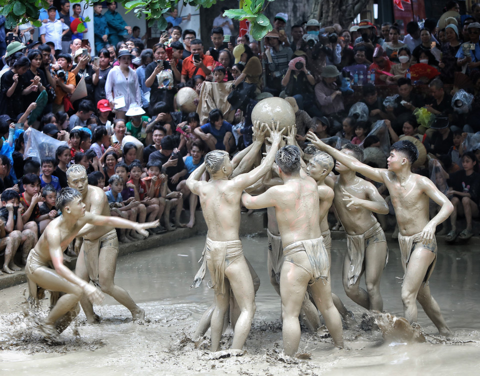 Two teams of wrestlers compete for a ball. (Photo: VNA)