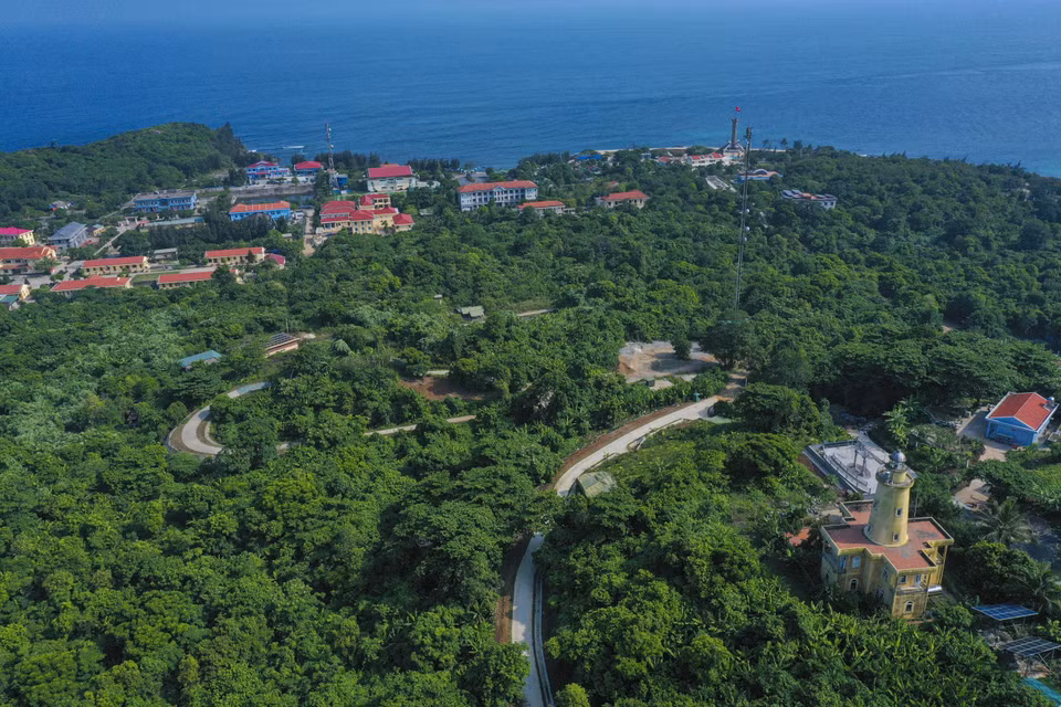 Following a trail through the forest, visitors arrive at the Con Co Lighthouse. From a distance, the lighthouse stands tall amid the land and the sky, serving as a prominent attraction that draws many visitors. (Photo: VNA)