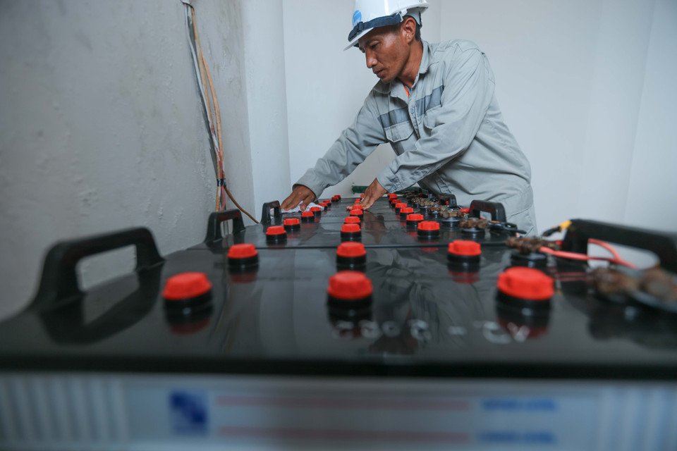 The maintenance of batteries and solar panels at the lighthouses is carried out daily due to the harsh climate conditions. (Photo: VNA)