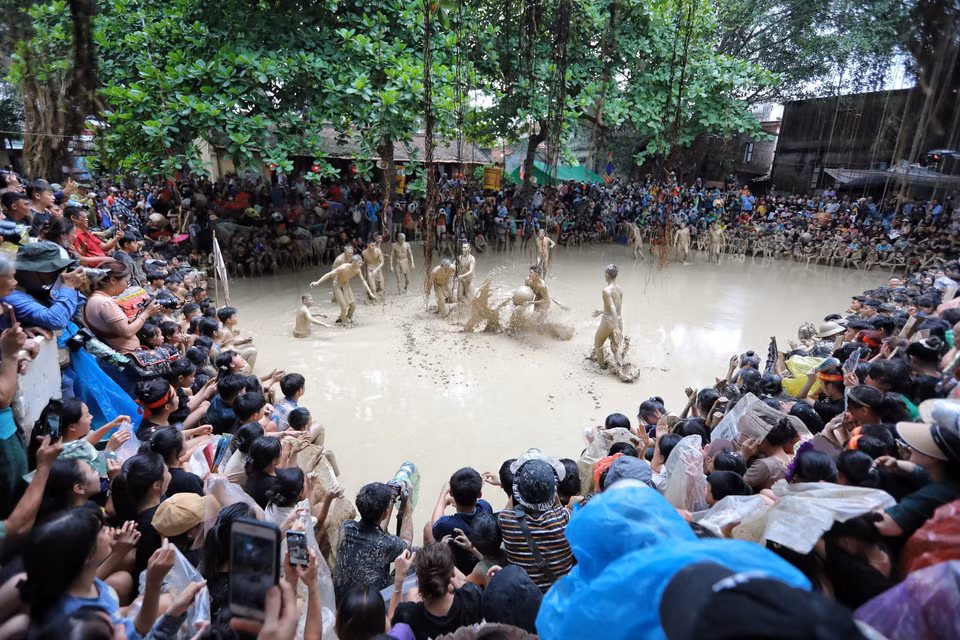 The mud wrestling festival attracts many photographers and international tourists. (Photo: VNA)