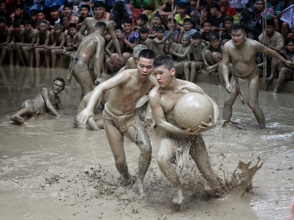 Each wrestler fights hard to take possession of the ball. (Photo: VNA)