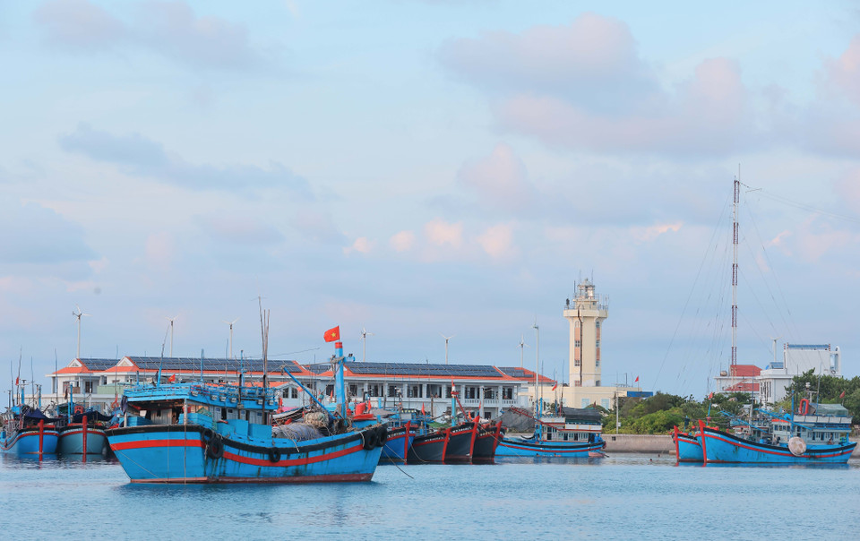 The lighthouses are considered “sovereignty markers” and diligently shine every night to assist and guide ships passing through the area. (Photo: VNA)