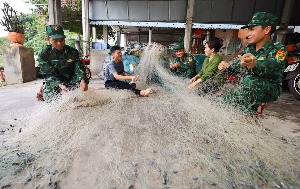 Border guards at the Con Co Island Border Guard Station and the fishermen on the island have great solidarity. (Photo: VNA)