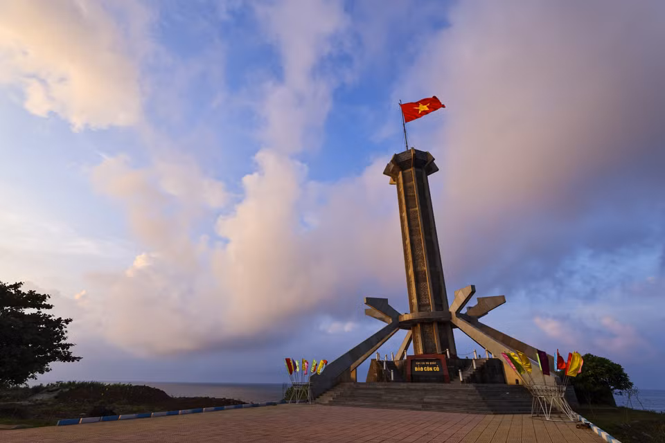 The flagpole on Con Co Island stands at 38.8 metres tall, with a flag measuring 24 square metres flying day and night. (Photo: VNA)