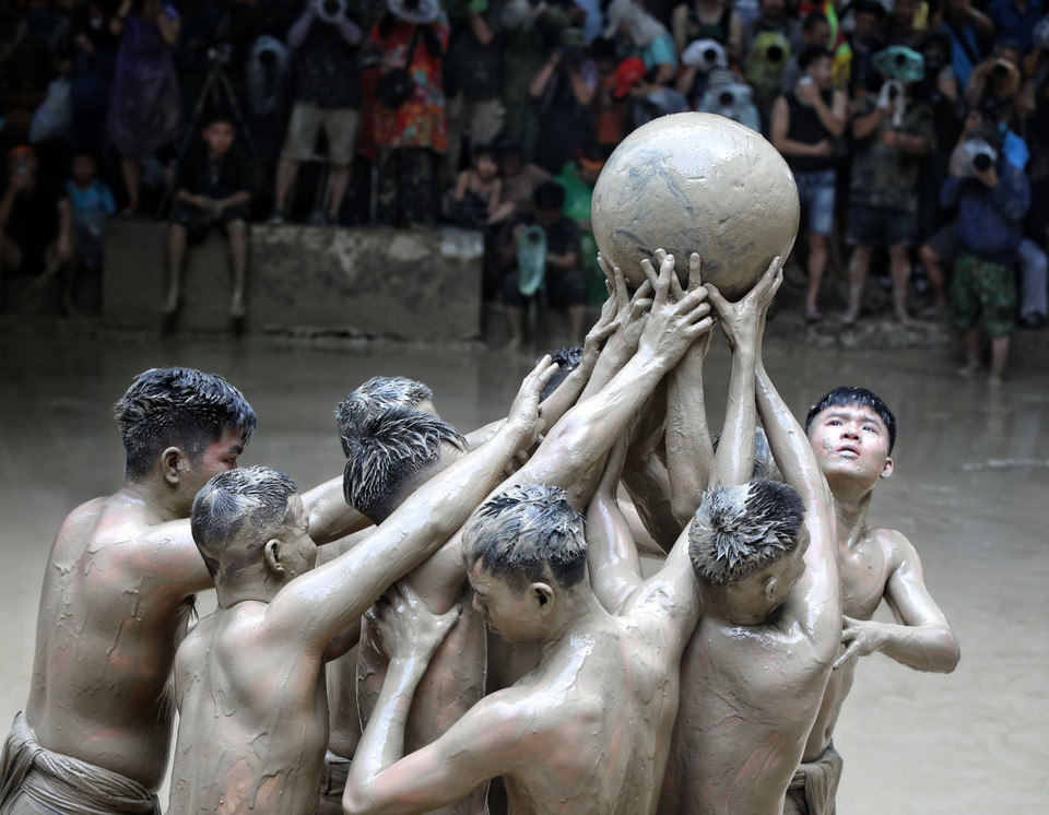 The ball is made from wood of the jackfruit tree and weighs around 20 kilos. It resembles the Sun. (Photo: VNA)