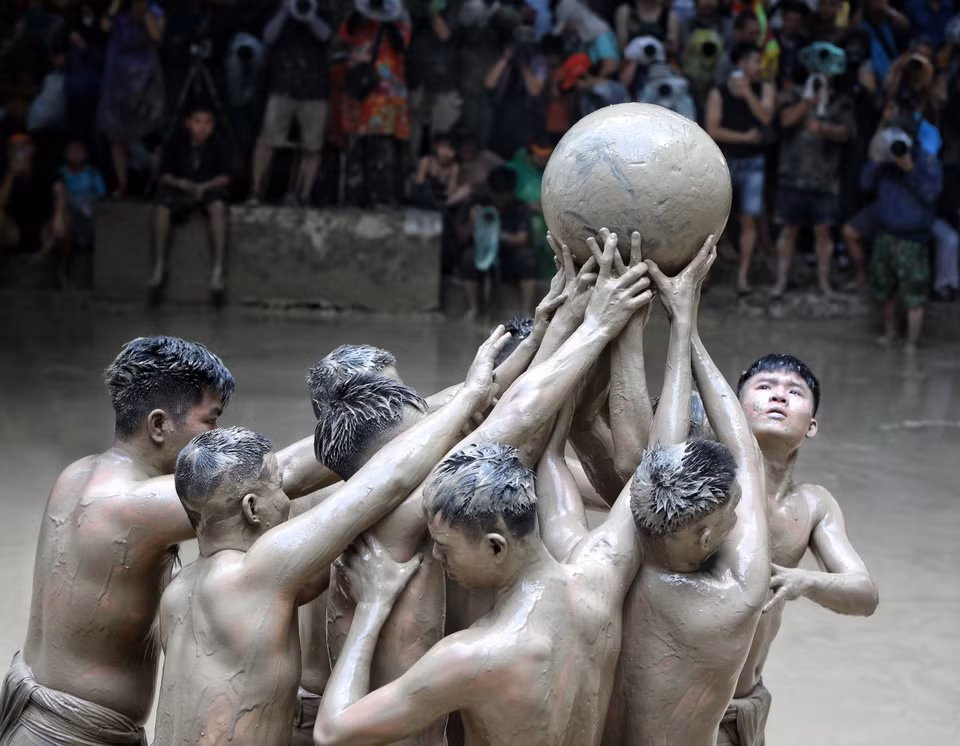 The ball is made from wood of the jackfruit tree and weighs around 20 kilos. It resembles the Sun. (Photo: VNA)