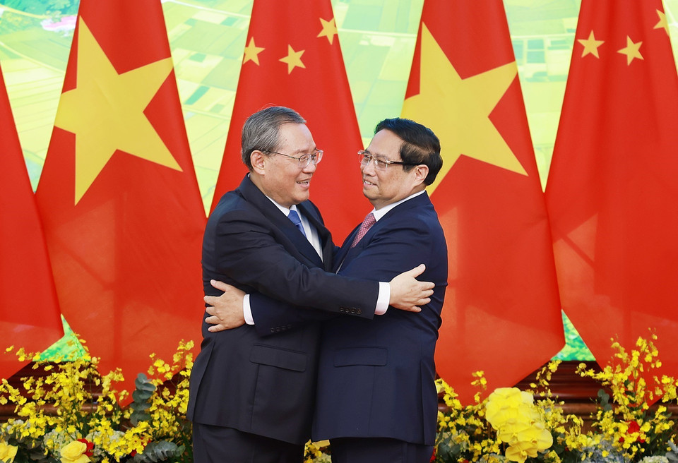 Prime Minister Pham Minh Chinh and Chinese Premier Li Qiang pose for a photo before their talks. (Photo: VNA)