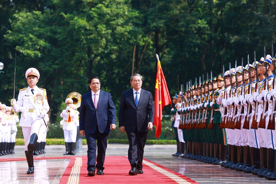 Prime Minister Pham Minh Chinh and Chinese Premier Li Qiang review the Guard of Honour of the Vietnam People's Army. (Photo: VNA)