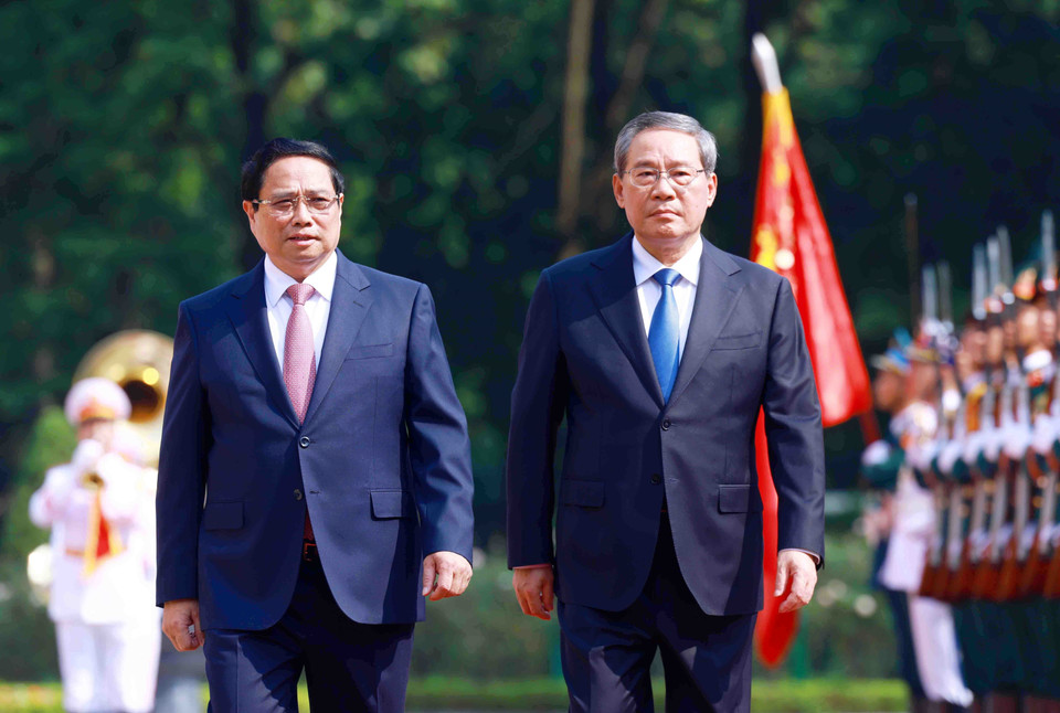 Prime Minister Pham Minh Chinh and Chinese Premier Li Qiang review the Guard of Honour of the Vietnam People's Army. (Photo: VNA)