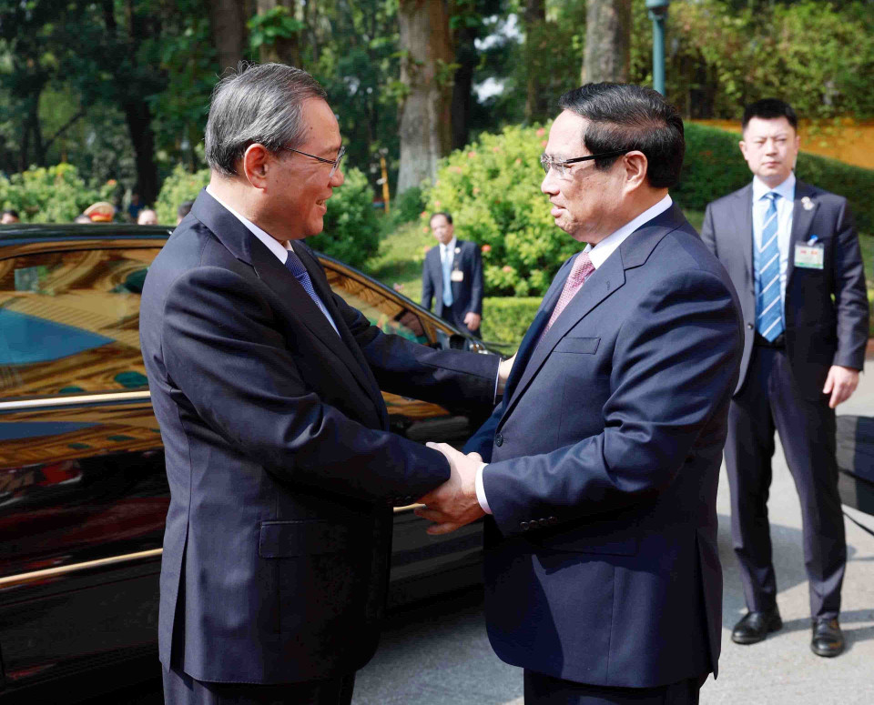 Prime Minister Pham Minh Chinh welcomes Chinese Premier Li Qiang. (Photo: VNA)