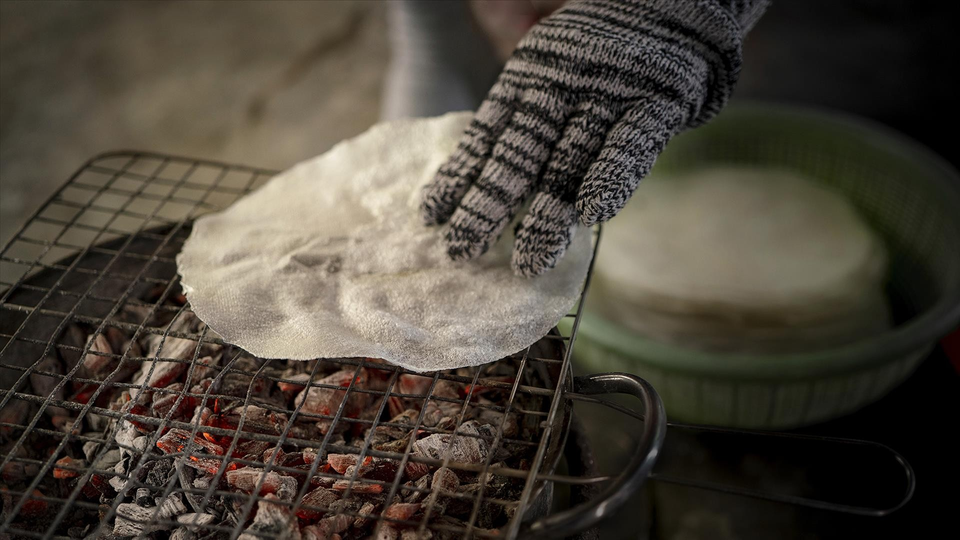 While the steamed rice rolls are still hot, a thin layer of rice paper is placed on top, then grilled until crispy. Then just fold the roll and enjoy it. (Photo: Vietnam Pictorial)