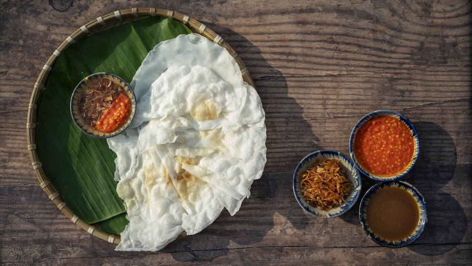 It is so simple and ubiquitous that you can find it almost anywhere, from roadside stalls and hidden alley shops to small baskets carried by street vendors. (Photo: Vietnam Pictorial)