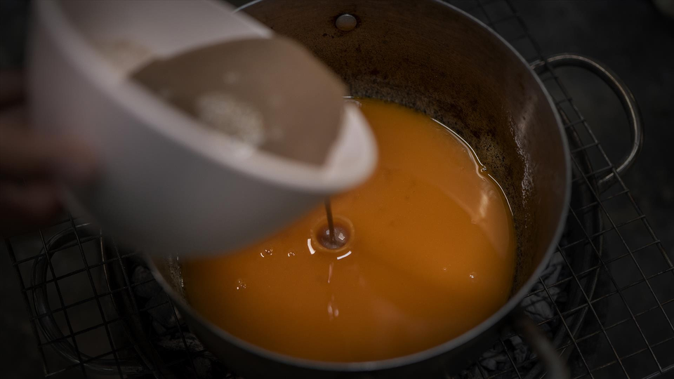 The process of preparing dipping sauce (Photo: Vietnam Pictorial)