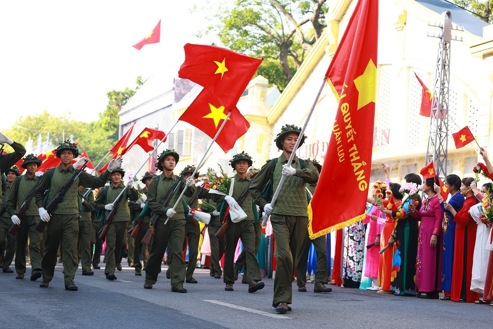 The historical reenactment of the "Day of Victory Return" passing through the city gates into Hanoi. (Photo; VNA)