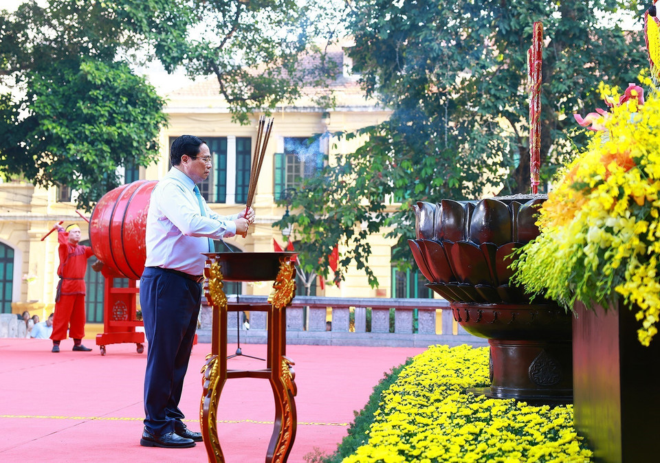 Prime Minister Pham Minh Chinh offers incense at the statue of King Ly Thai To at Ly Thai To flower garden, Hanoi. (Photo: VNA)