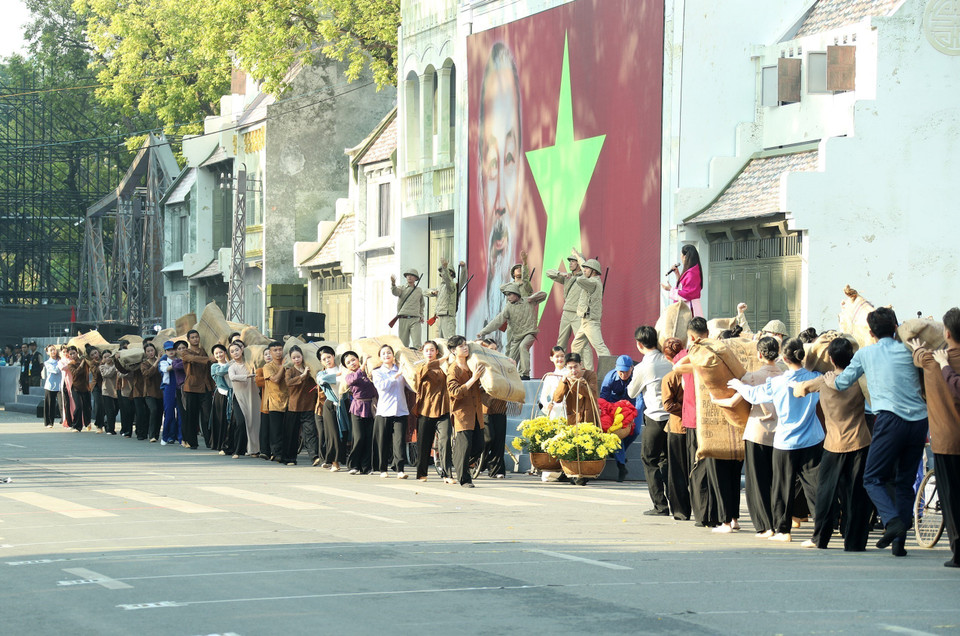 A scene from the art performance "Memories of Hanoi" performed by artists in celebration. (Photo: VNA)