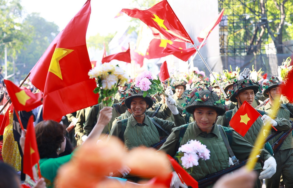 Parade depicting the army's march into Hanoi during the historic moment on October 10, 1954. (Photo: VNA)